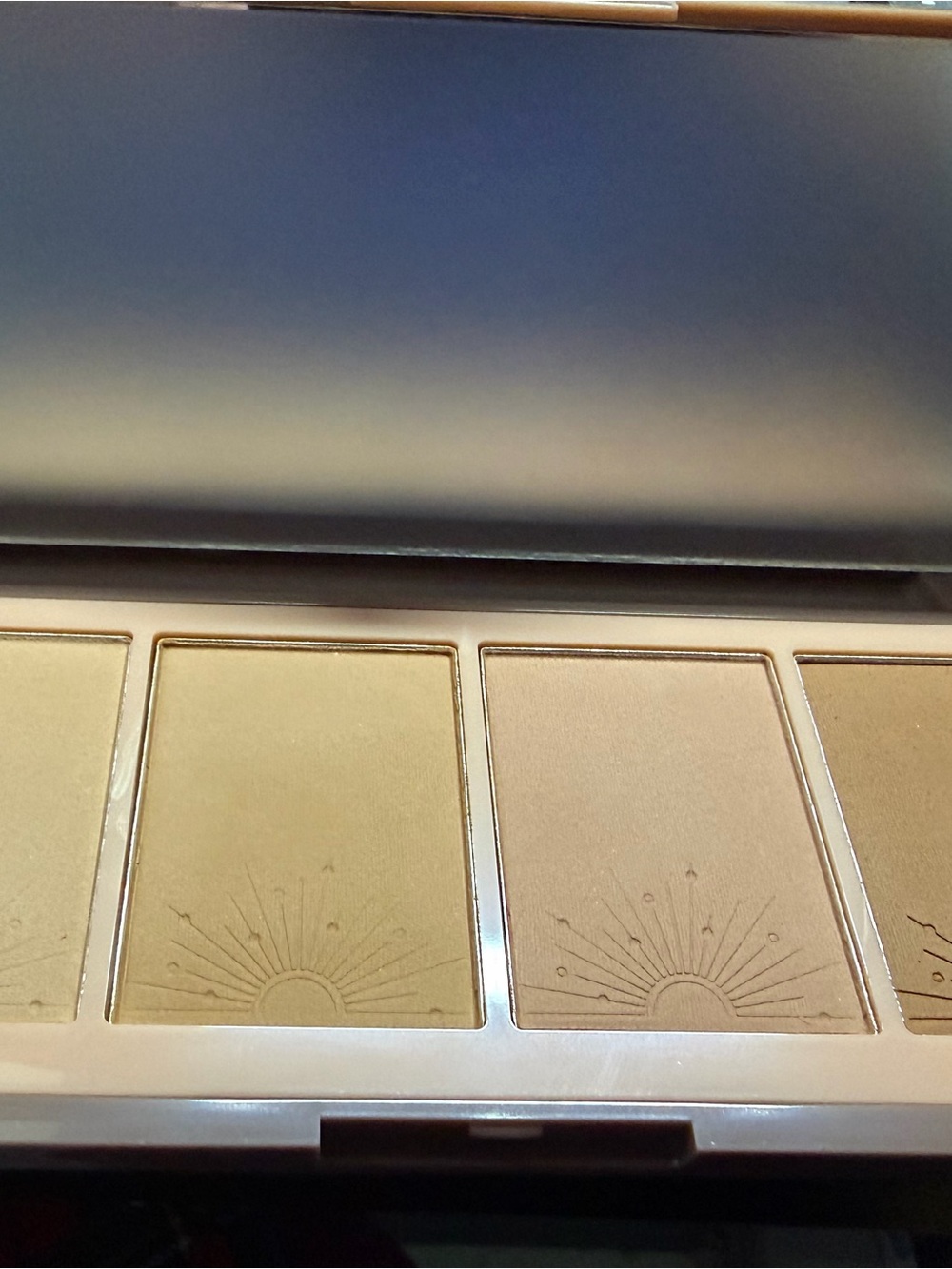 Hot Commodity Bronzer Palette - Picture 2 of 2